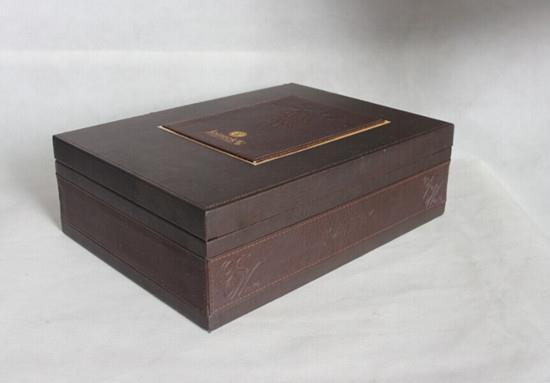 伟地包装具有14年包装盒工厂生产经验,专业定做各类红酒皮盒|礼品